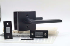 Black door handles set
with mangetic door latch and a privacy pin.
Black magnetic lock door lockset for bathroom.
Zuperior Hardware Door Handles Online Shop